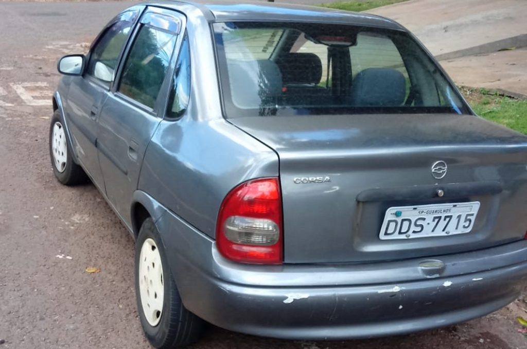 Corsa furtado é encontrado abandonado na Rua Aurora, no Bairro Nova Cidade