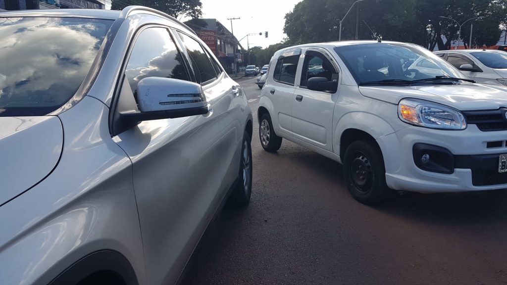 Colisão de trânsito na Av. Brasil com a Rua Erechim deixa trânsito lento