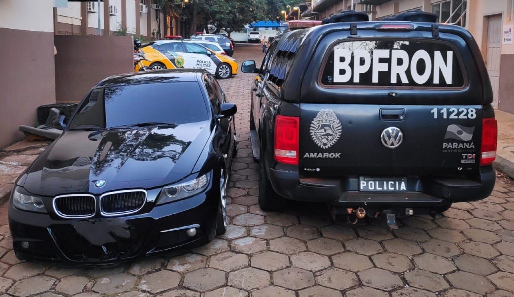 BPFron apreende arma de fogo durante abordagem a veículo BMW 318i em Foz do Iguaçu