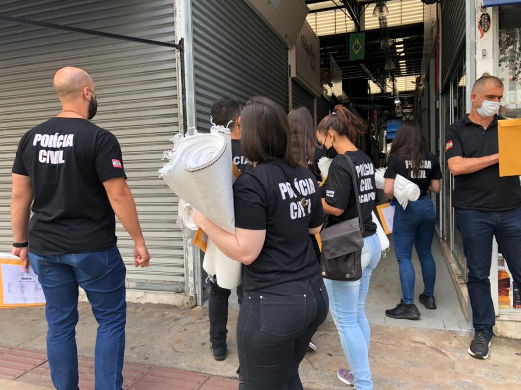 Operação “Etiqueta Segura 4” cumpre 66 mandados de busca e apreensão em combate à pirataria em Balneário Camboriú