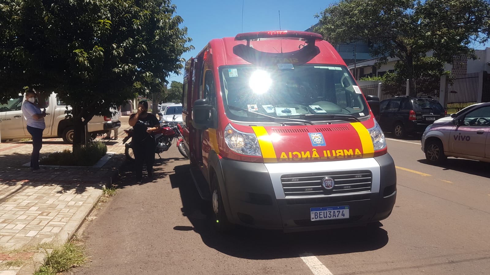 Rapaz de 24 anos fica ferido ao bater moto contra caminhonete Amarok na Rua General Osório