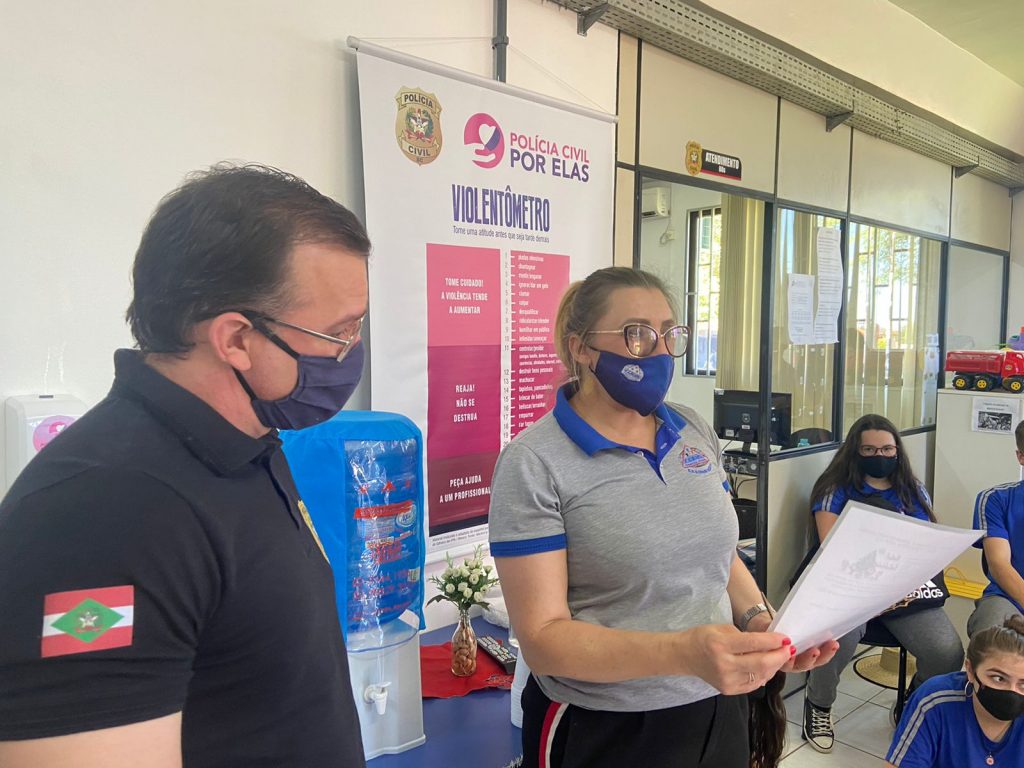 Delegacia de Proteção à Criança, ao Adolescente, à Mulher e ao Idoso recebe visita de alunos e professores em São Lourenço do Oeste