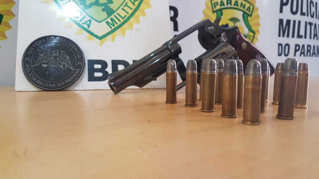 Homem de 28 anos é detido com revólver e munições