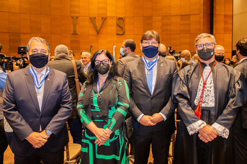 PGJ e procuradores de Justiça recebem Colar do Mérito Judiciário