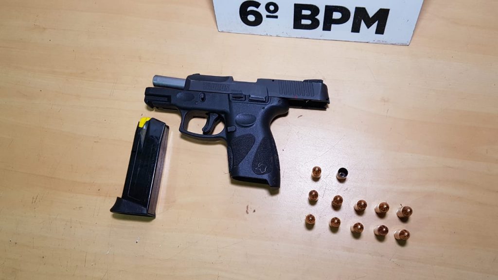 Pistola de agente da PRF, levada por suspeitos durante confusão no Centro, é localizada em terreno baldio