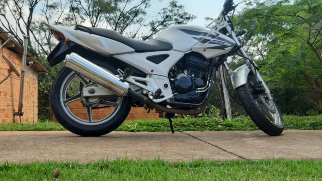 Honda Twister com placa MII-5F60 é furtada na Rua Treze de Maio, no Centro