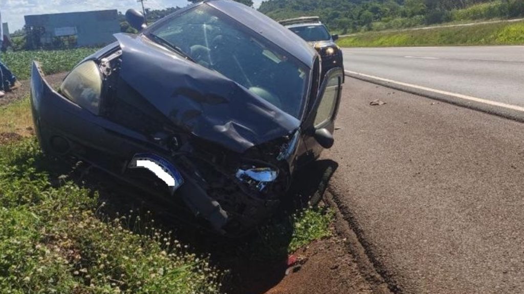 Condutora de Clio atinge traseira de Gol após ser abordada por homens armados em veículo Zafira, na BR-277