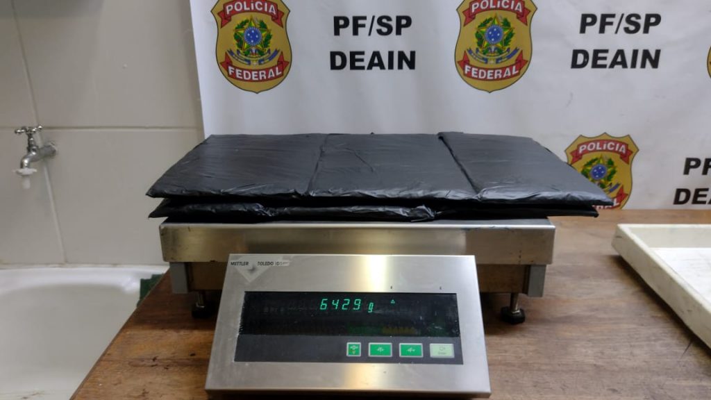 PF apreende cocaína dentro de embalagens de bombons e fundos falsos encontrados em 2 malas