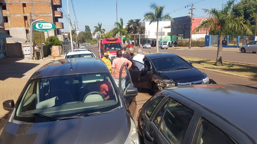 Dois veículos se envolvem em colisão na Av. Brasil e um deles é arremessado contra outros dois estacionados