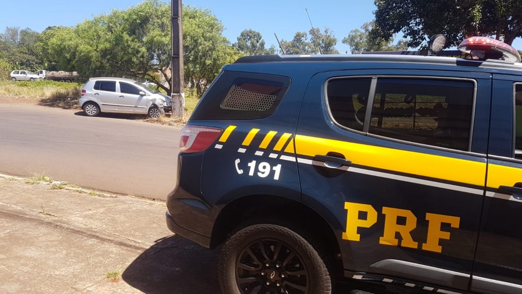 Sem habilitação, homem foge da PRF e bate carro contra poste no Turisparque