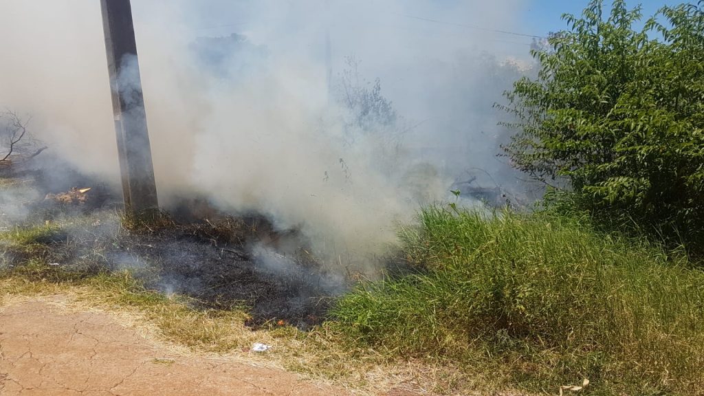 Incêndio ambiental é registrado em terreno na Rua Parecis, em Cascavel