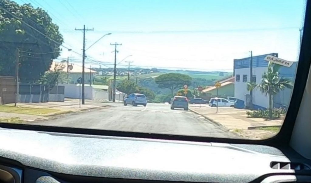 Imagens flagram perseguição da PRF a motorista que não tinha CNH e bate contra poste no Turisparque