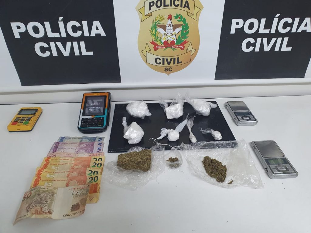 Polícia Civil efetua a prisão de quatro pessoas em ação contra o tráfico de drogas em Chapecó