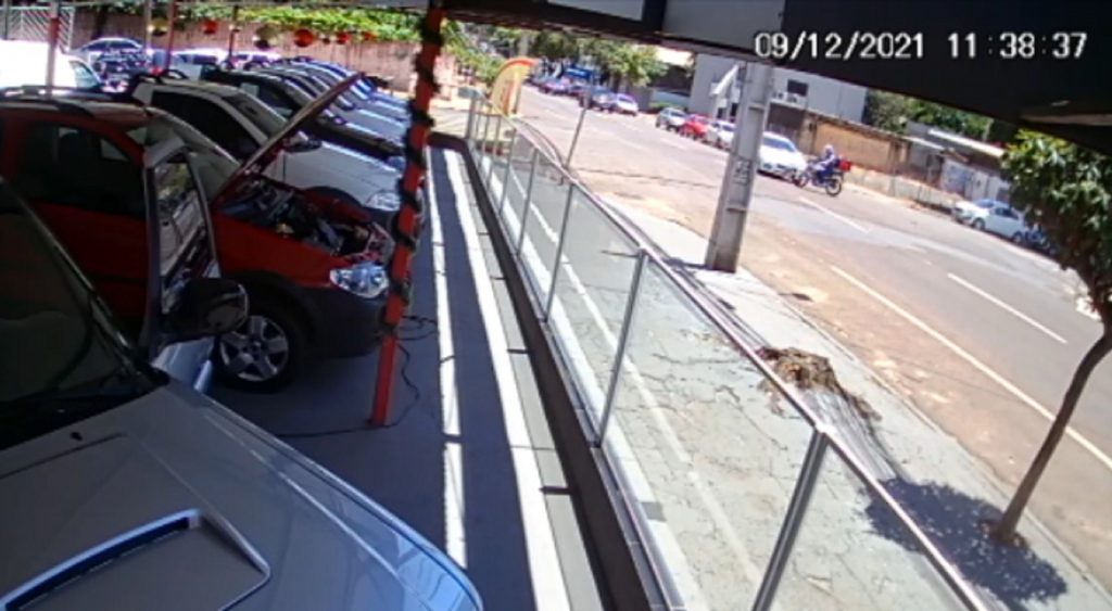 Câmera flagra acidente na Av. Carlos Gomes, em Cascavel