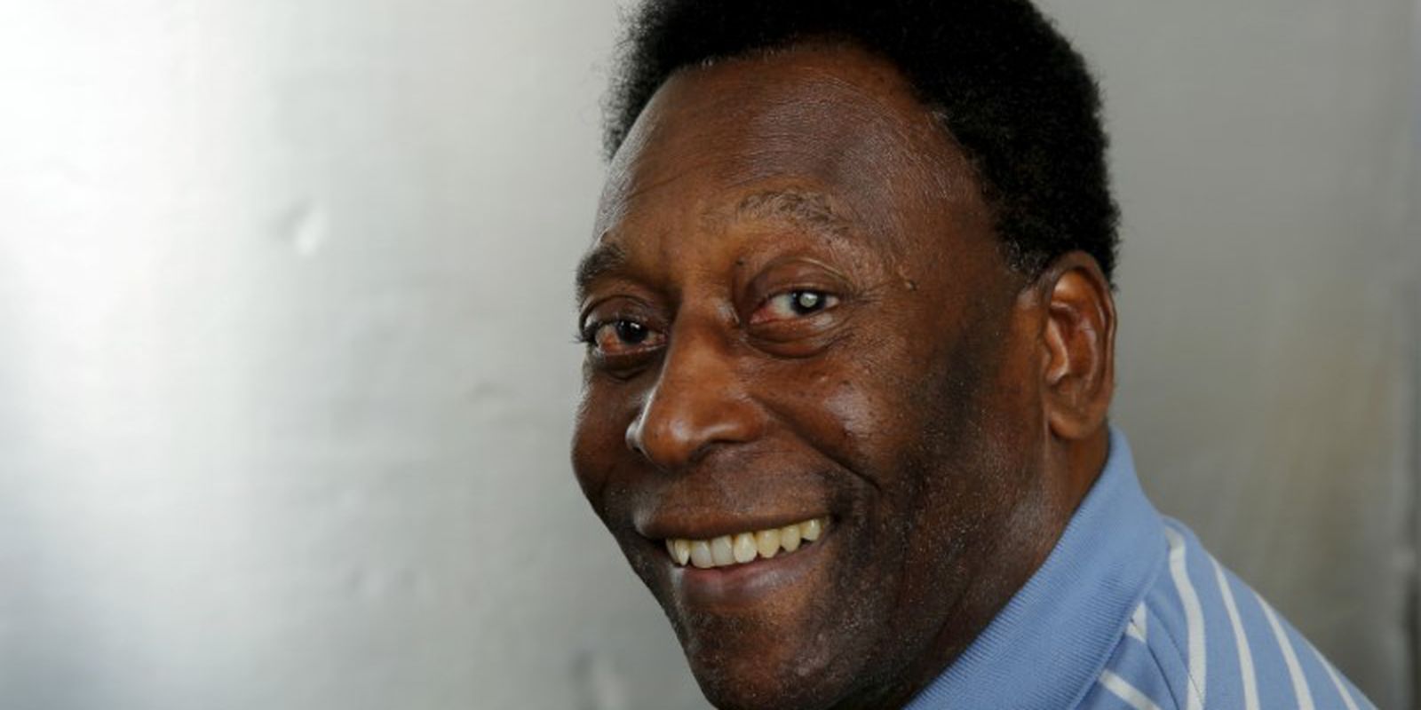 Pelé tranquiliza fãs após última sessão de quimioterapia do ano Imagem referente a Pelé tranquiliza fãs após última sessão de quimioterapia do ano