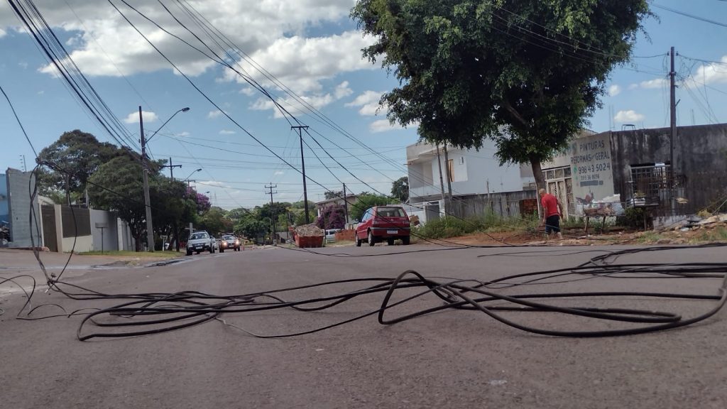 Dando ré, caminhão derruba poste de padrão de luz de residência e fiação interdita rua no São Cristóvão