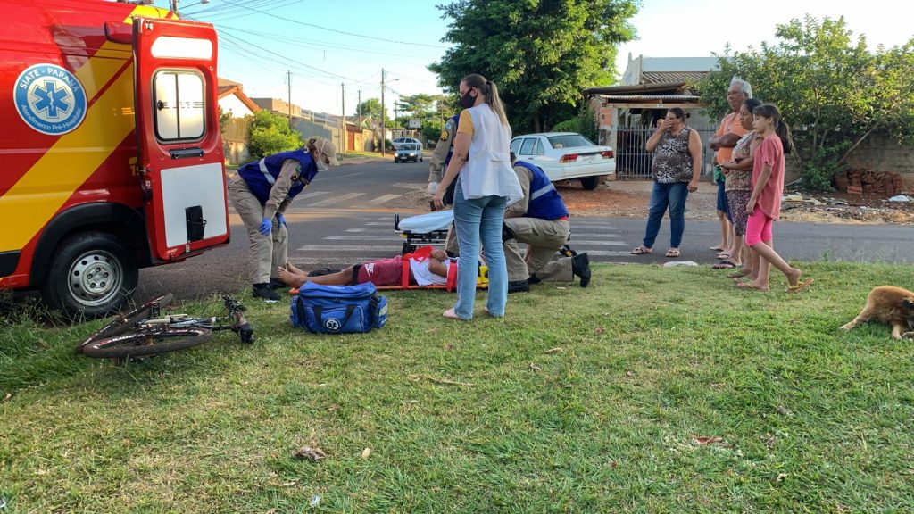 Adolescente de 15 anos fica ferido em colisão entre carro e bicicleta no Bairro Periolo