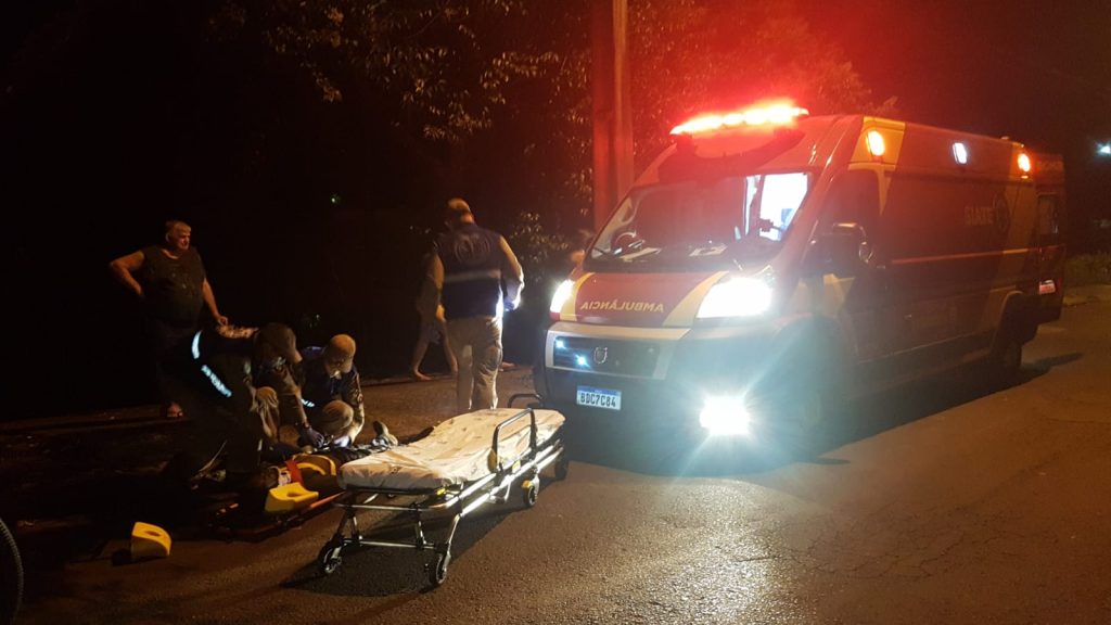 Homem sofre lesões na cabeça ao ser atropelado por carro no Bairro Santa Cruz; vítima é de nacionalidade haitiana
