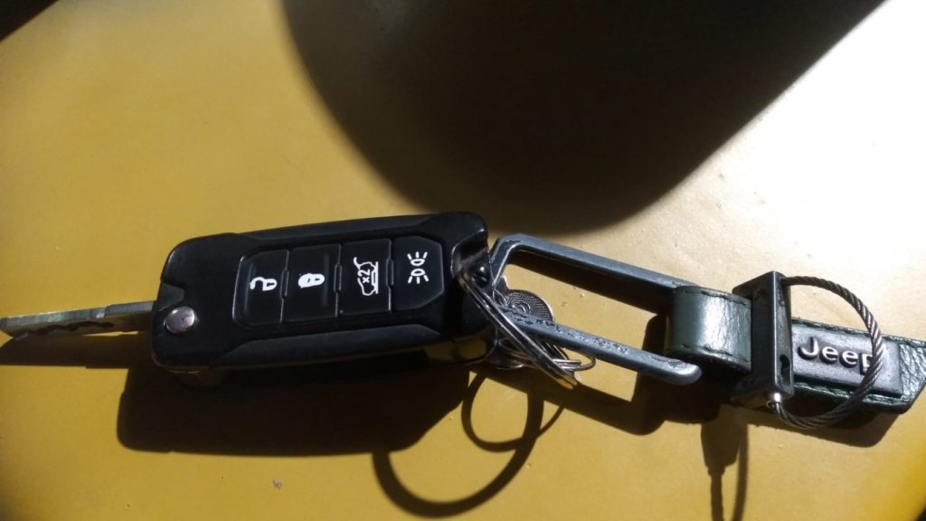 Chave de veículo Jeep é encontrada em banheiro público no Centro