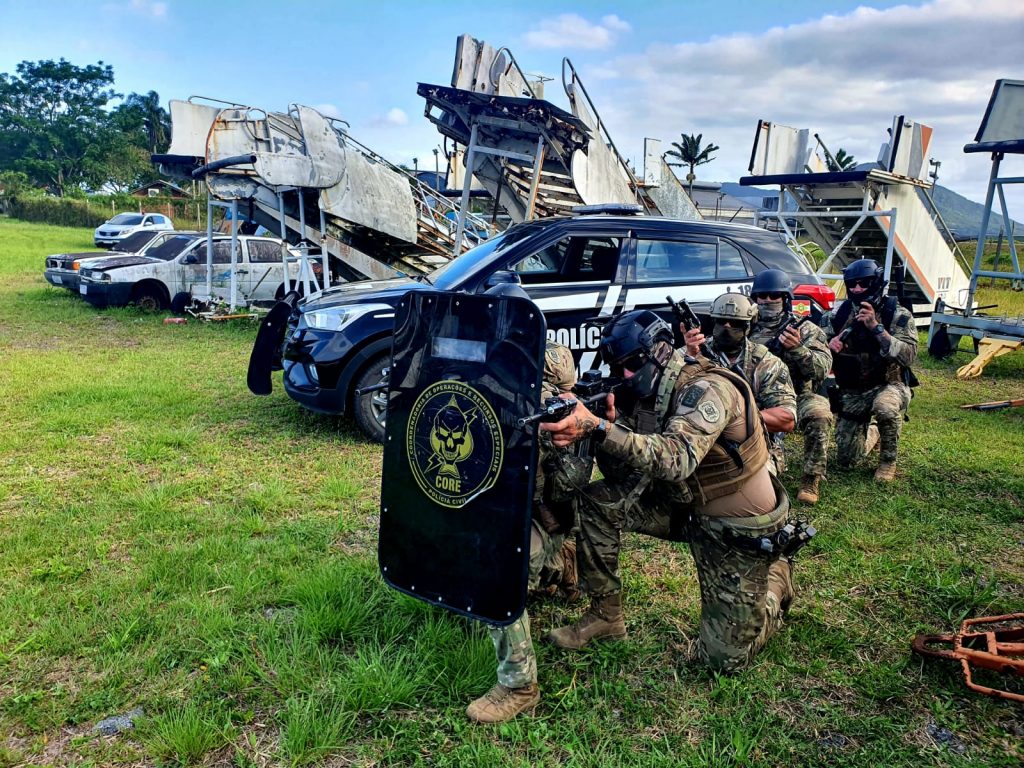 Polícia Civil participa de exercício de simulação de emergência no aeroporto Hercílio Luz em Florianópolis