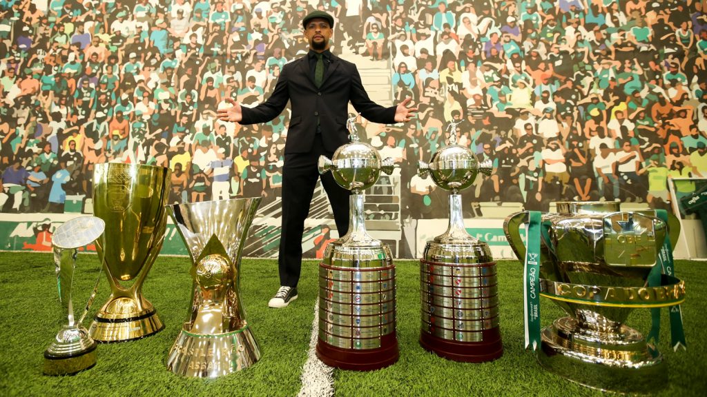‘Ousado costuma ganhar títulos, tá?’: capitão Felipe Melo é homenageado pelo Palmeiras