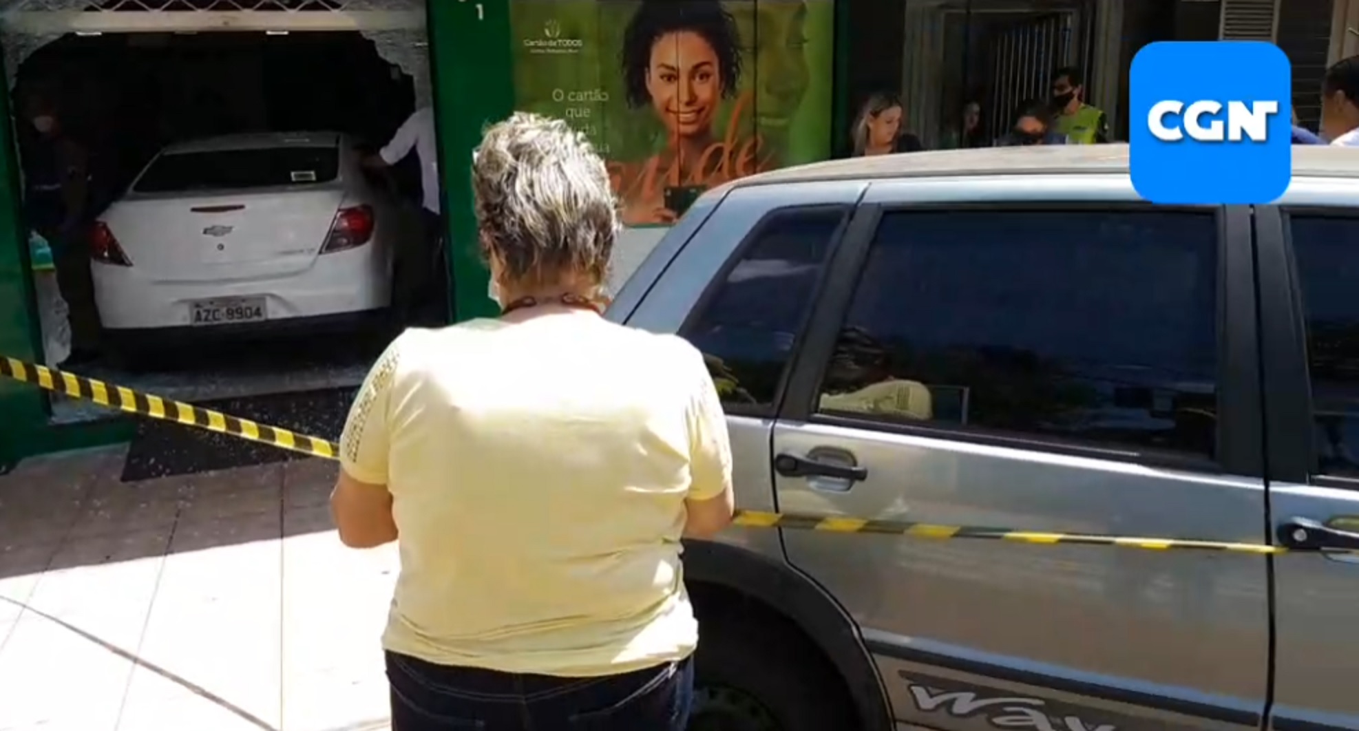 Carro invade empresa em acidente no Centro de Cascavel