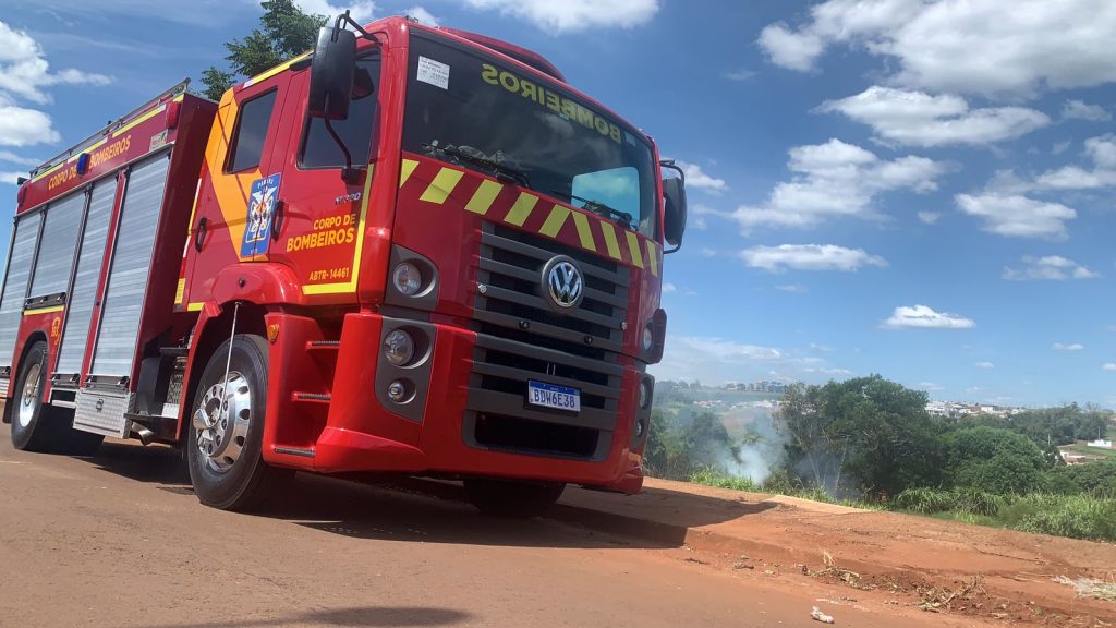 Bombeiros combatem incêndio em vegetação no Universitário