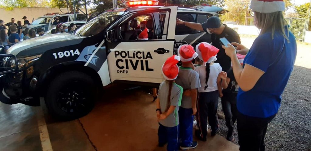 Policiais civis promovem ação de Natal em Rio do Salto