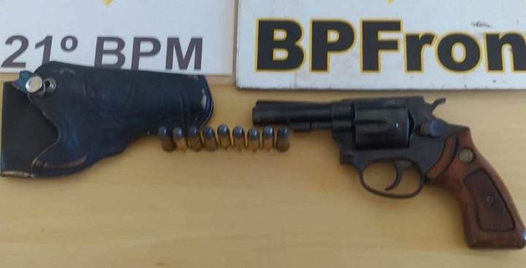 BPFron e 21º BPM apreendem arma de fogo durante cumprimento de busca e apreensão
