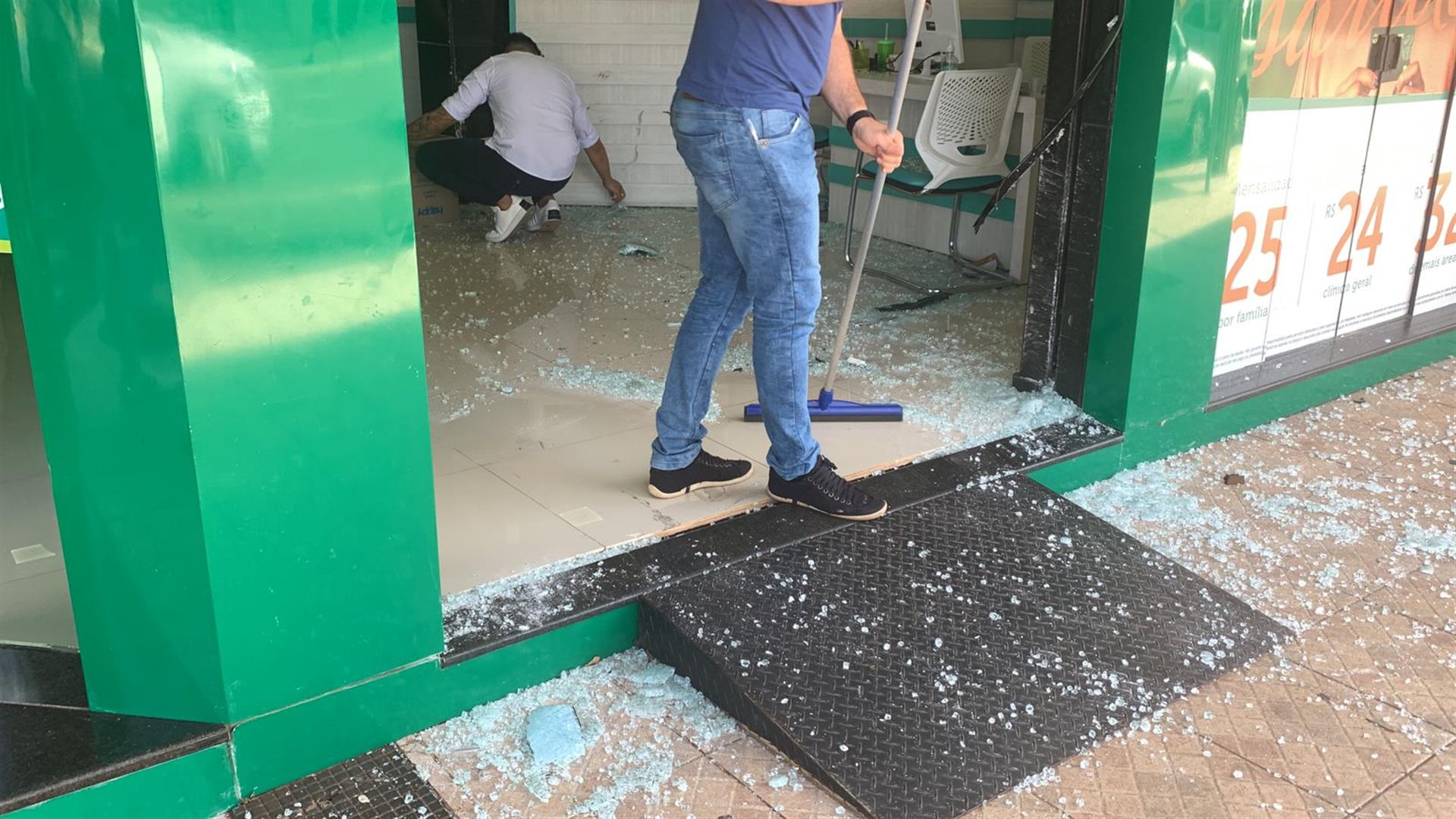 Após invadir empresa, carro é guinchado; Destruição fica ainda mais visível