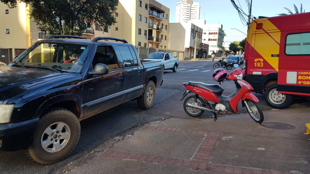 Condutora da Honda Biz fica ferida após colisão contra caminhonete S10 no Centro