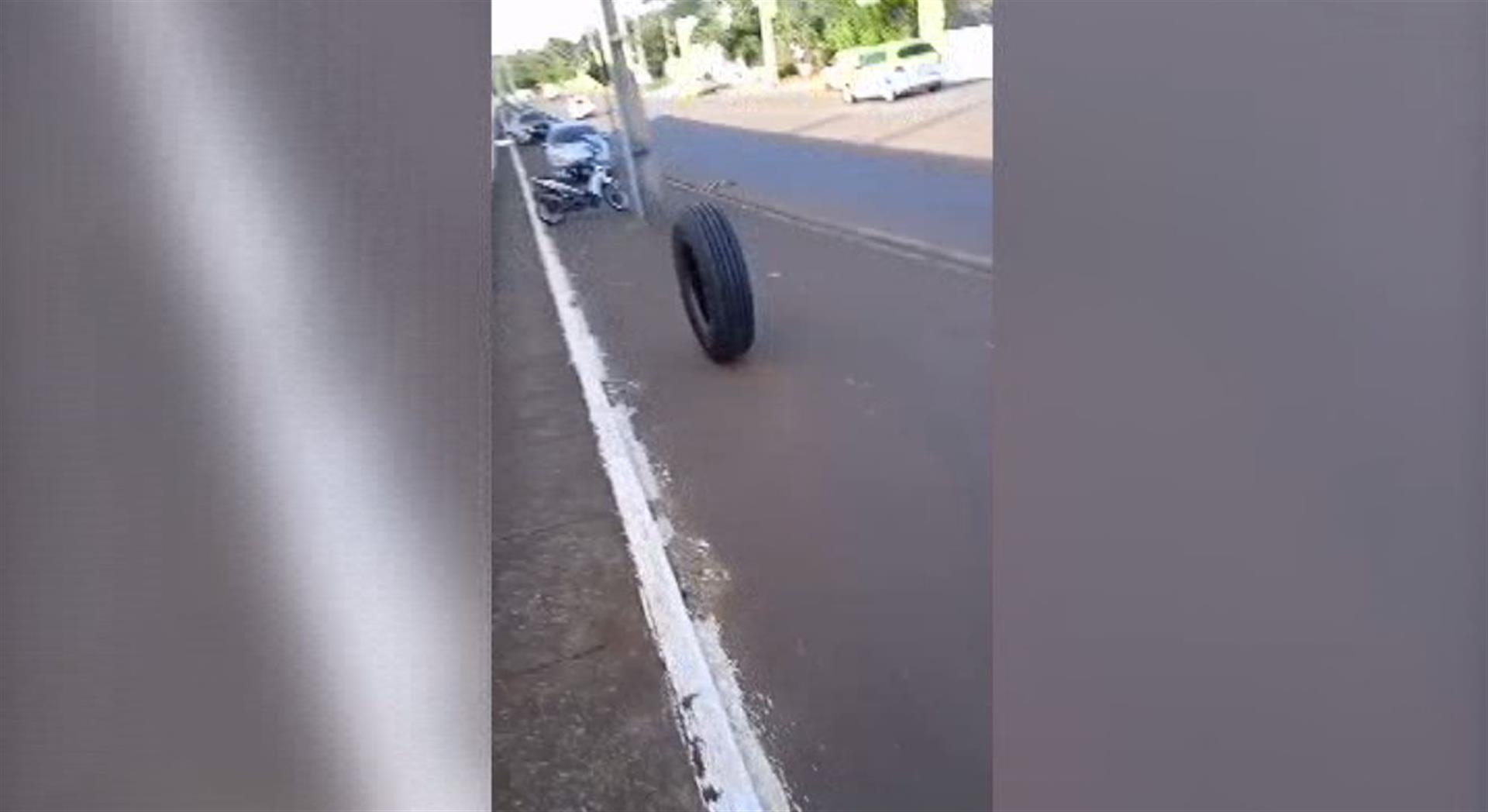 Imagem referente a Sextou! Pneu descontrolado desce a Rua Jacarezinho e atinge motocicleta e carro; veja o vídeo