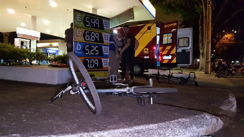 Homem precisa do socorro do Siate após sofrer queda de bicicleta no Centro de Cascavel