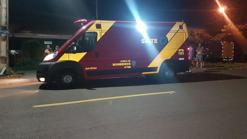 Jovem sofre lesões nas pernas em colisão de trânsito no Bairro Santa Felicidade