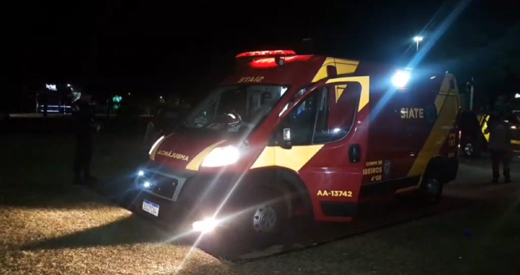 Esfaqueado, homem é socorrido pelo Corpo de Bombeiros em estado grave na Av. Assunção