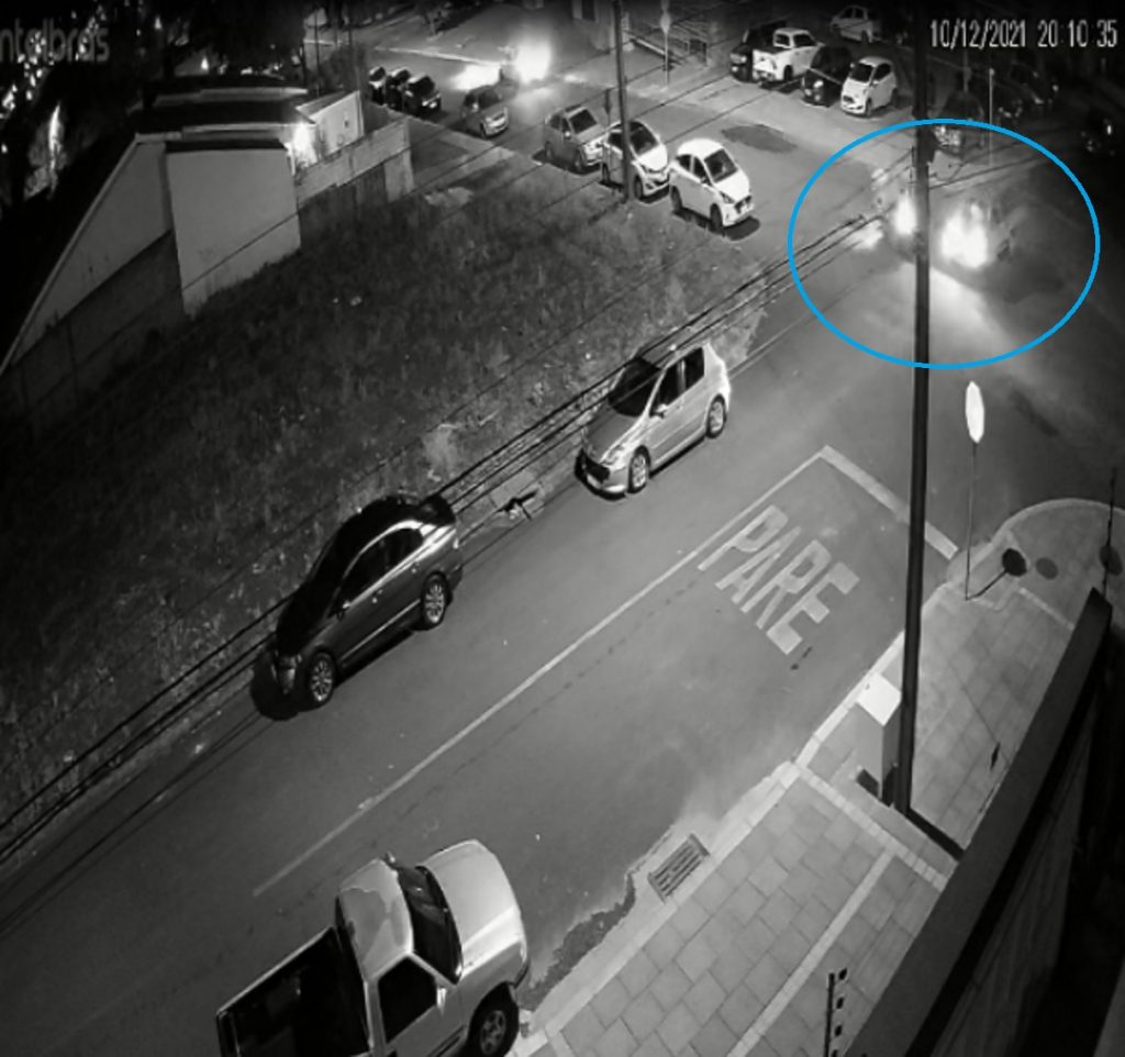 Câmera flagra colisão entre carro e moto no Universitário