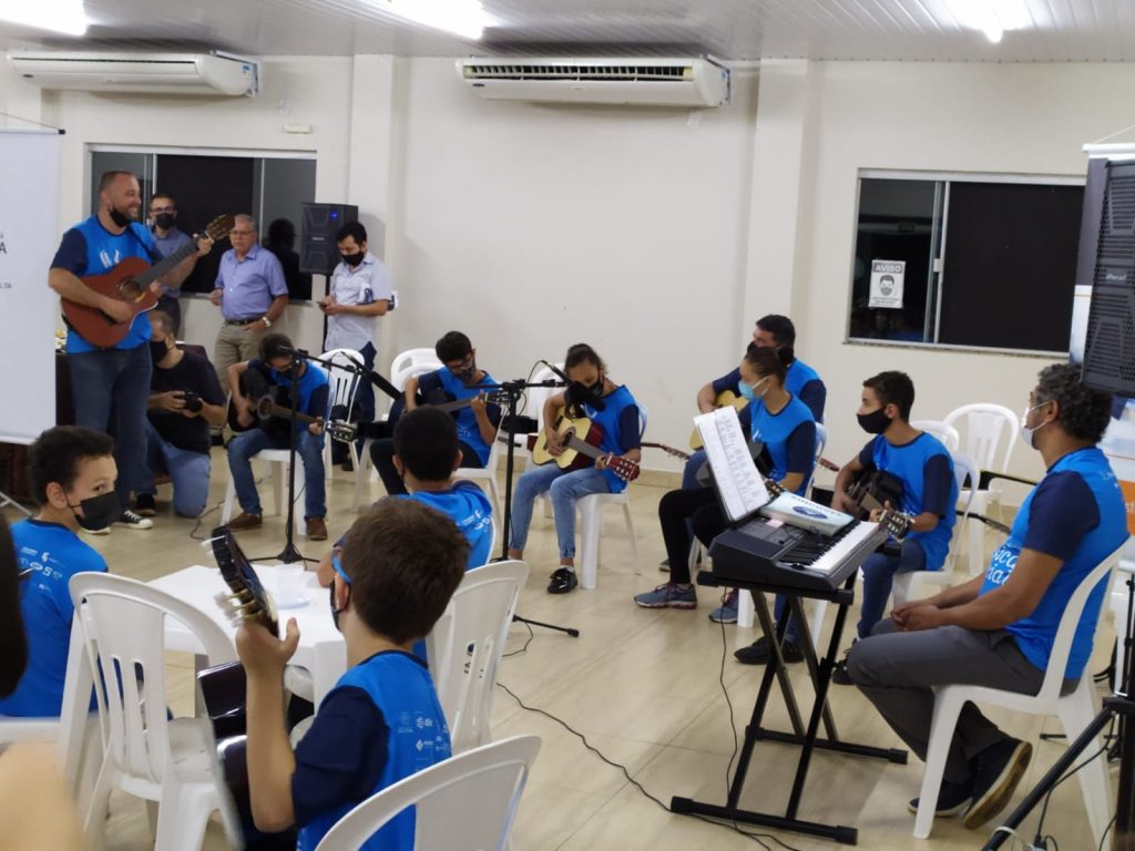 Crianças e adolescentes do Projeto Música Social realizam apresentação