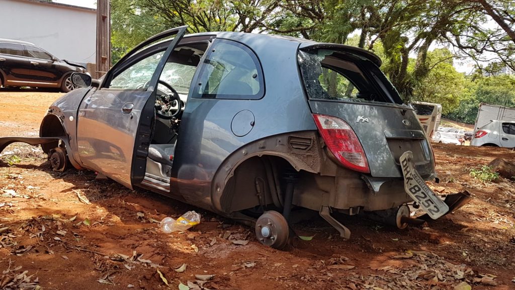 Ford Ka é recuperado depenado e destruído