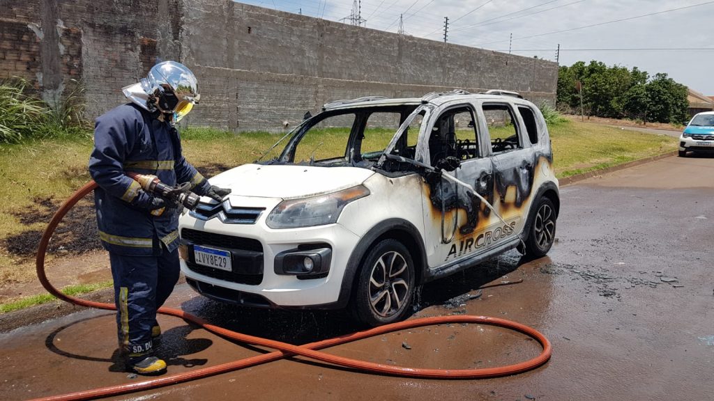 Aircross pega fogo na Rua Siqueira Campos e Corpo de Bombeiros é acionado