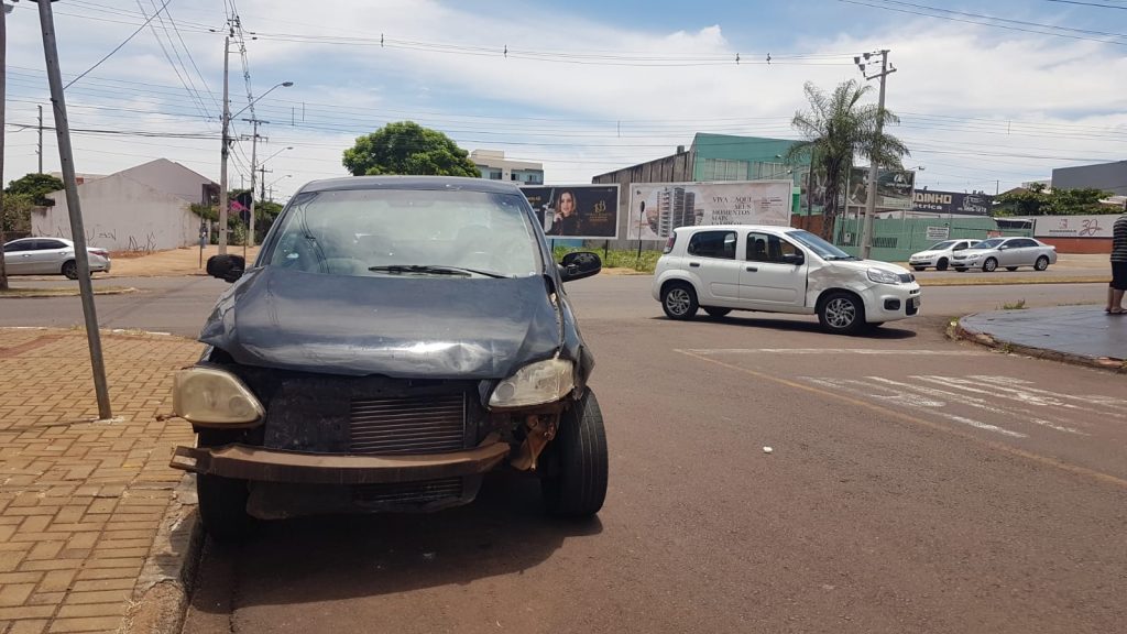 Dois carros se envolvem em colisão na Av. Brasil, em Cascavel