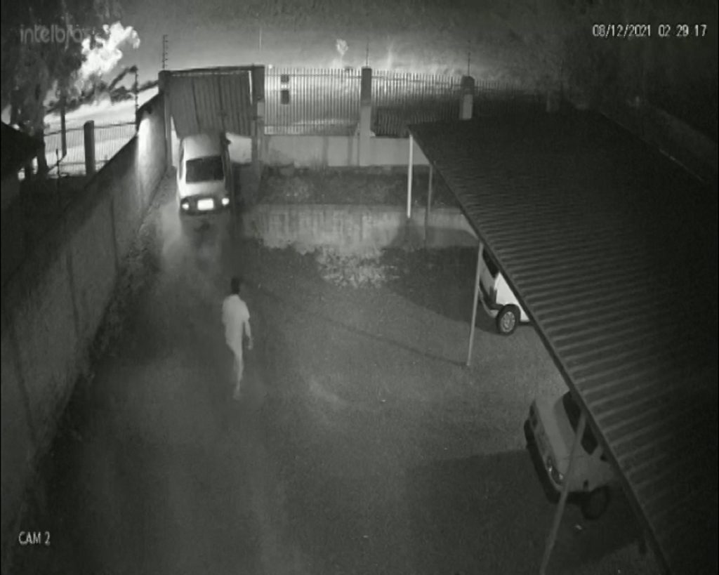 Câmera mostra momento exato em que carro é levado por bandido no Bairro Santa Cruz
