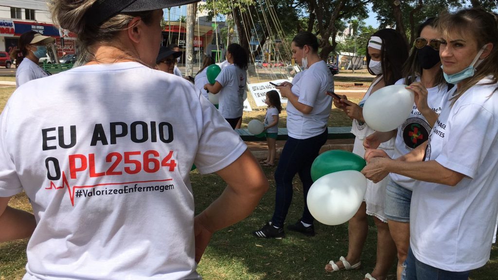 Classe de enfermagem realiza ação em prol de aprovação do Projeto de Lei que valoriza o setor
