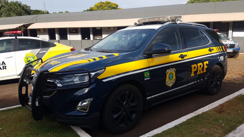 Após perseguição na BR-277, PRF aborda veículo com maconha e cocaína
