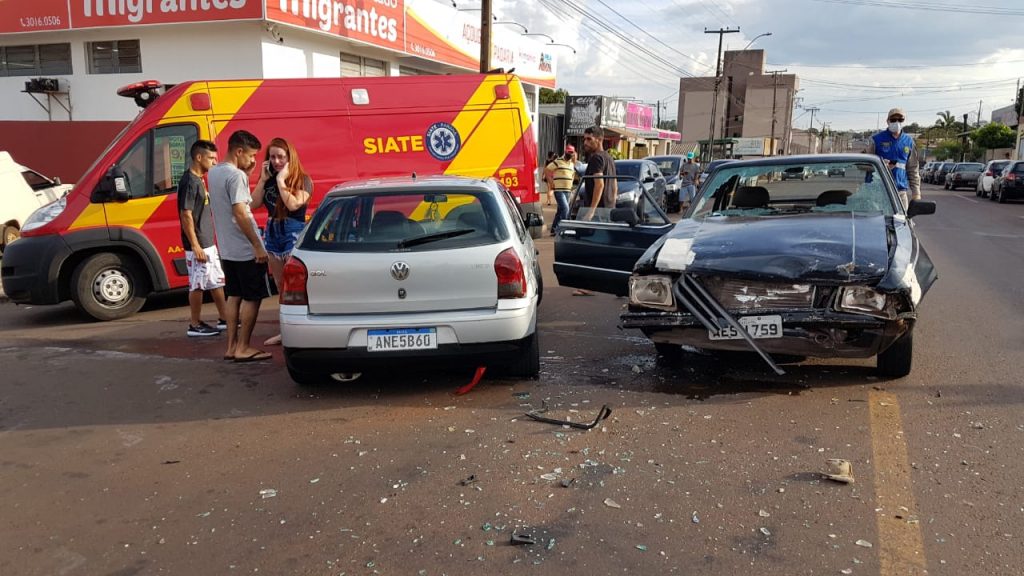 Mulher fica ferida após forte colisão entre Del Rey e Gol no Bairro Santa Cruz