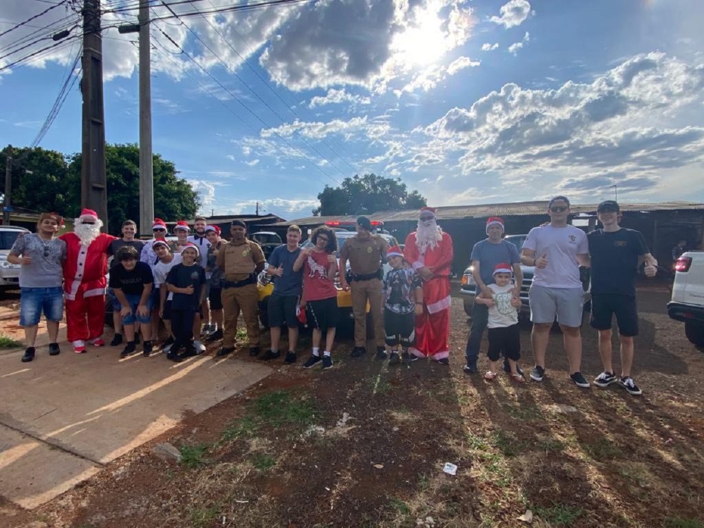 Policiais militares e membros do Capítulo Jadson de Souza distribuem doces para crianças, em Cascavel