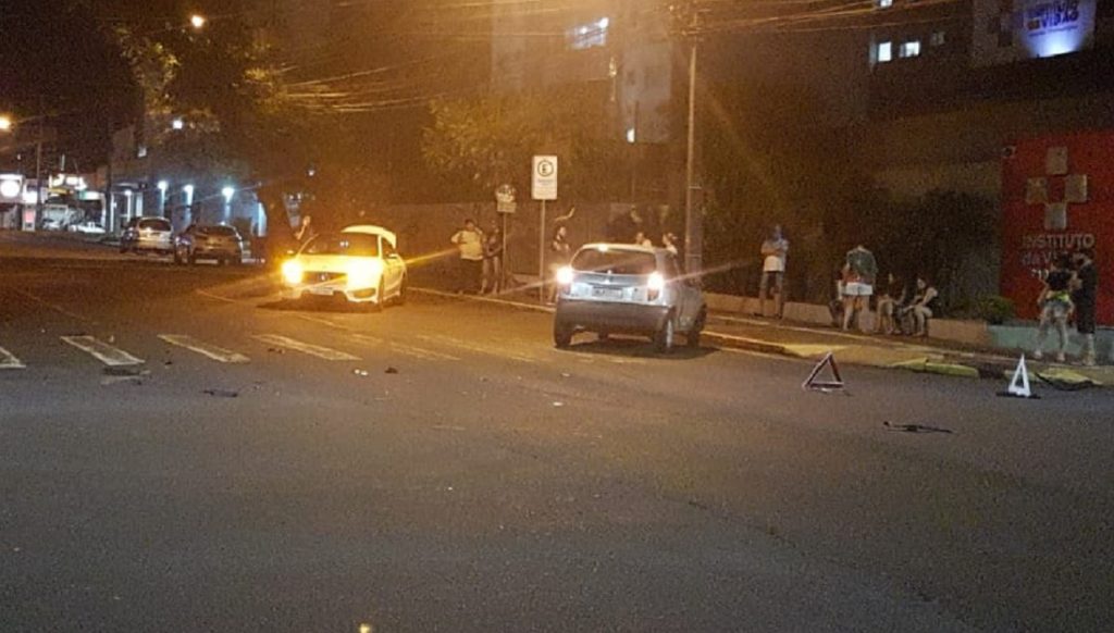 Dois carros se envolvem em acidente na região Central de Cascavel