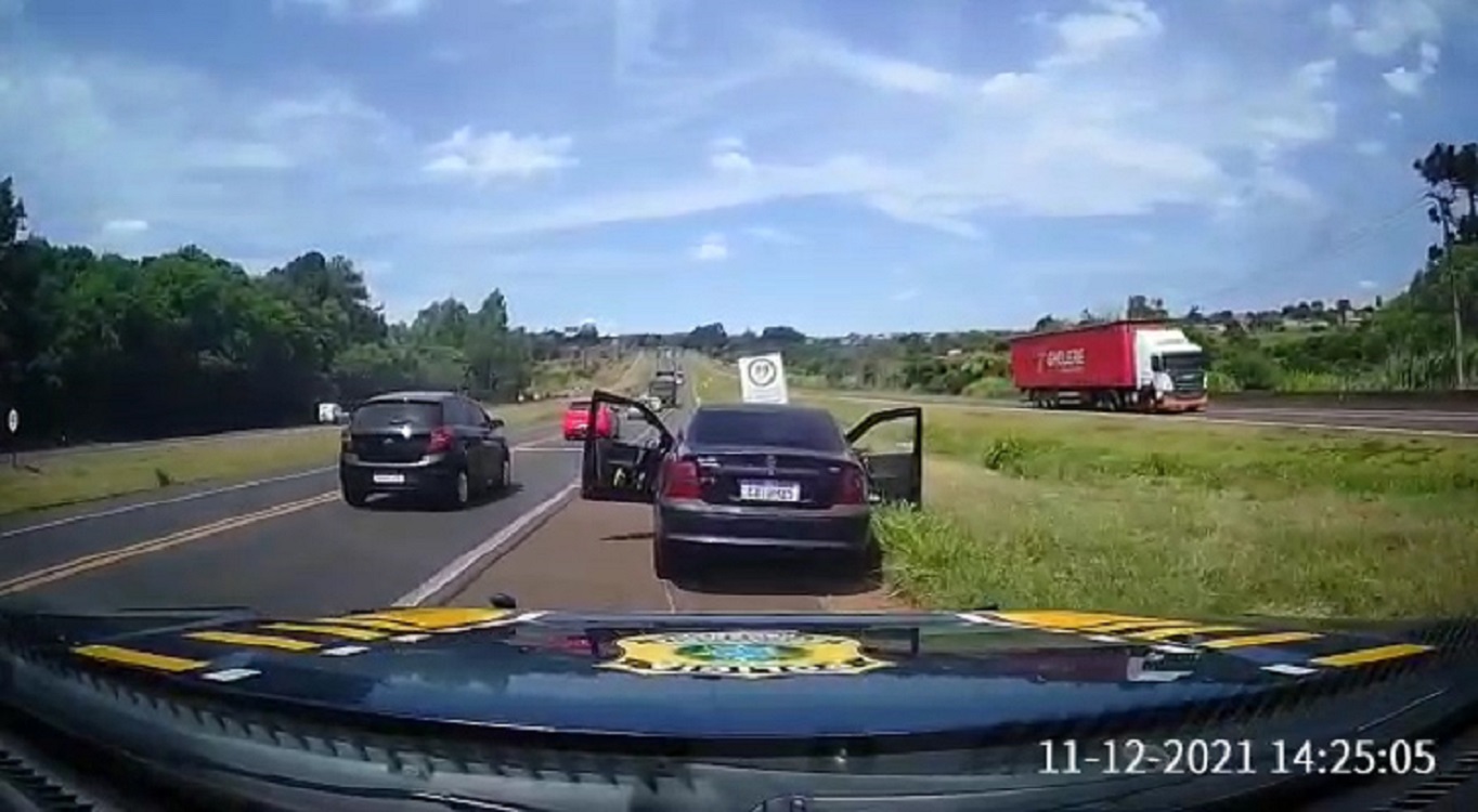 Imagens mostram perseguição e abordagem à Vectra contendo drogas ilícitas na BR-277 Imagem referente a Imagens mostram perseguição e abordagem à Vectra contendo drogas ilícitas na BR-277
