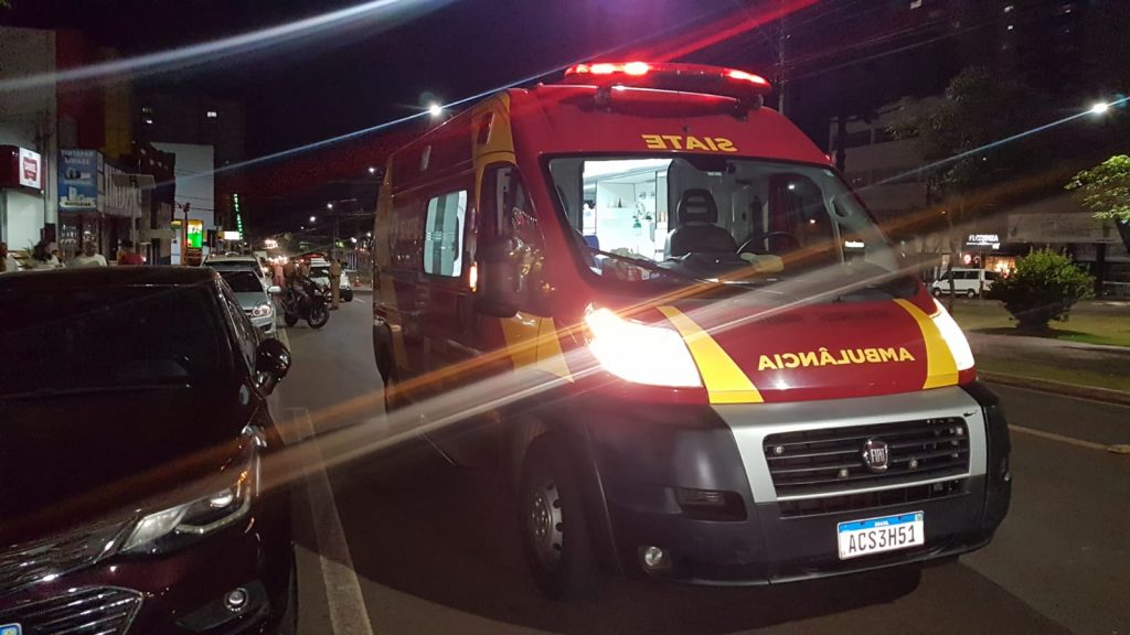 Casal fica ferido em acidente envolvendo carro e moto, no Centro de Cascavel