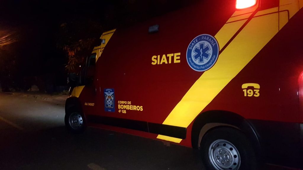 Homem tropeça, enrosca pescoço em portão e sofre corte no queixo, em Cascavel