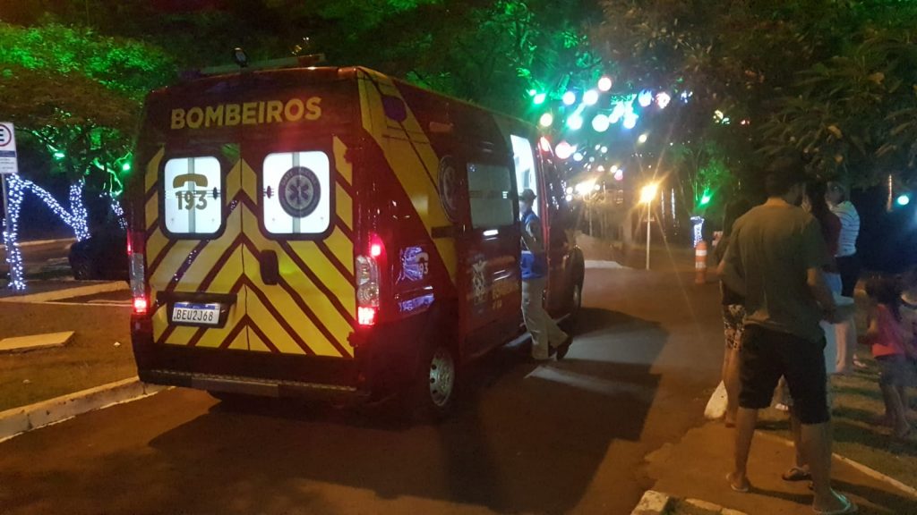 Menino de 4 anos cai de brinquedo, bate a cabeça e fica desacordado, em Cascavel